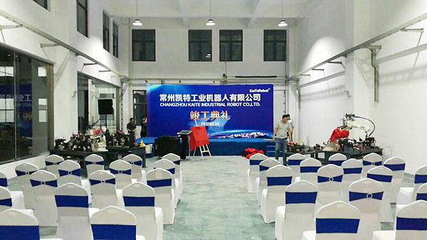 鸭脖HOME-阿童木机器人亮相2025华机展，多款创新产品引关注